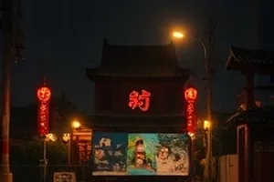个人财务课封面：桌面表格与计算器